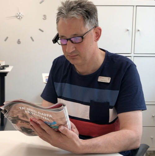 Anders læser blad ved hjælp af OrCam 2